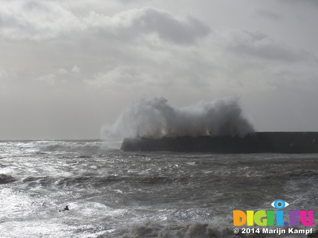 LZ00937 Big wave at Porthcawl lighthouse